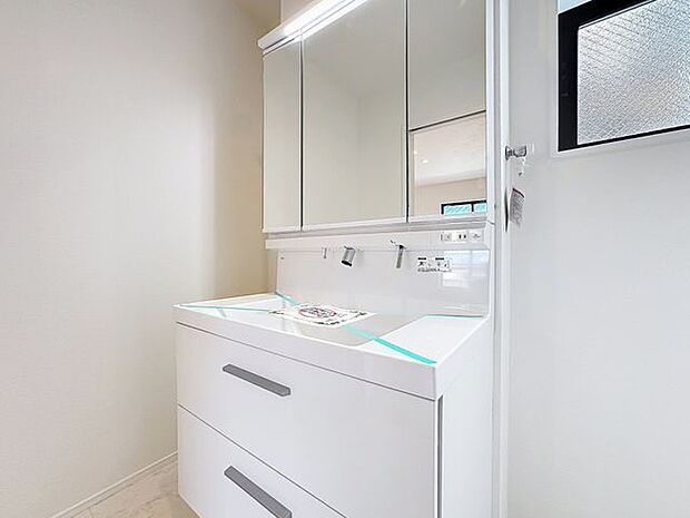 「洗面所」明るく清潔感のある色調で纏められた洗面室は、機能性に富んだ三面鏡と使い勝手の良い収納を完備した洗面台を設置しております。