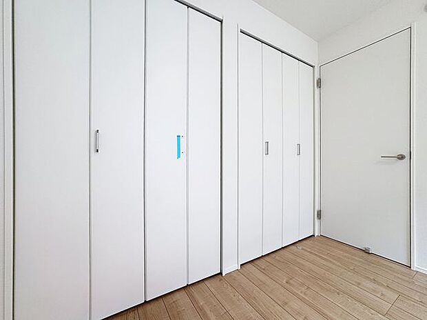 「収納豊富」収納の多さも魅力です。使い勝手の良い収納を豊富に設置しております。居住スペースを充分に確保することができる為、ゆとりある室内で、ゆっくりとご寛ぎいただけます。