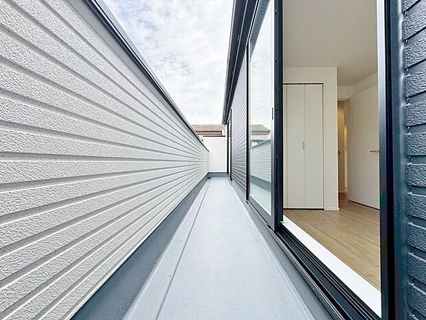 「バルコニー」都市型生活をより快適にコーディネートするかのように、周りの情景とマッチしたバルコニー。住まうご家族の心地よさを最優先したバルコニーでは様々な時間を楽しめます。