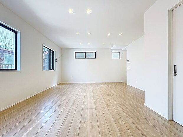 「開放感に満たされる・家族の和み空間」大切なご家族が集まるリビング。家族だんらんの時間が自然と増えそうなこだわりの空間です。