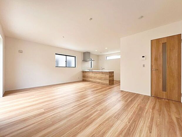 「南東向き。陽当り良好。」大きな窓辺からの日差しが暖かい室内は、自然と住まう人の気分も明るくなり、リビングでの素敵なワンシーンが演出されます。