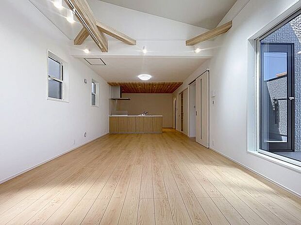 「癒し空間・20帖LDK」空気感という居心地の良いBGMは、心からのやすらぎと満足感を与えてくれます。通風と採光を考慮したリビングは地域の鼓動を感じながらお寛ぎ頂けます。