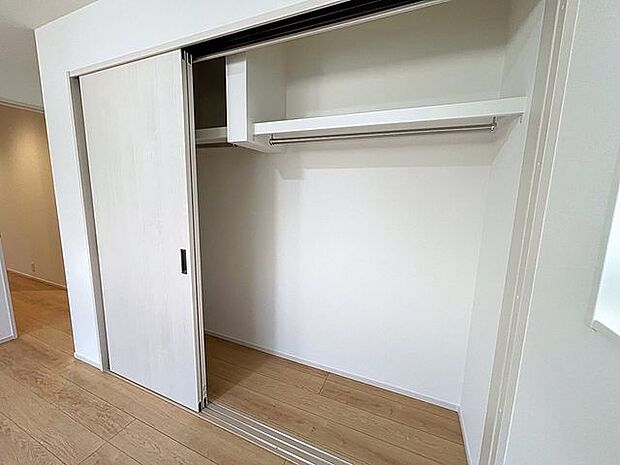 「収納完備」居室には収納スペースを完備し、自由度の高い家具の配置が叶うシンプルな空間です。