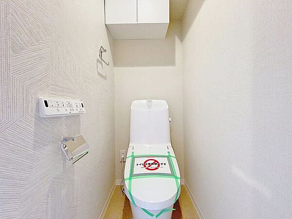 「温水洗浄便座付きトイレ」トイレは快適な温水洗浄便座付です。清潔感のあるホワイトで統一しました。いつも清潔な空間であって頂けるよう配慮された造りです。