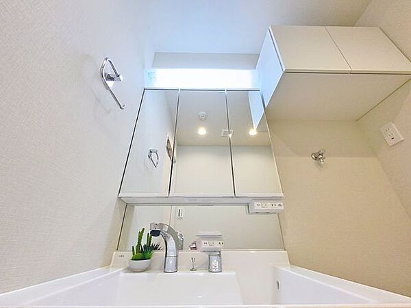 「洗面台」大きな鏡で朝の準備もばっちり。収納も多く、洗剤など日用品の保管にも便利です。
