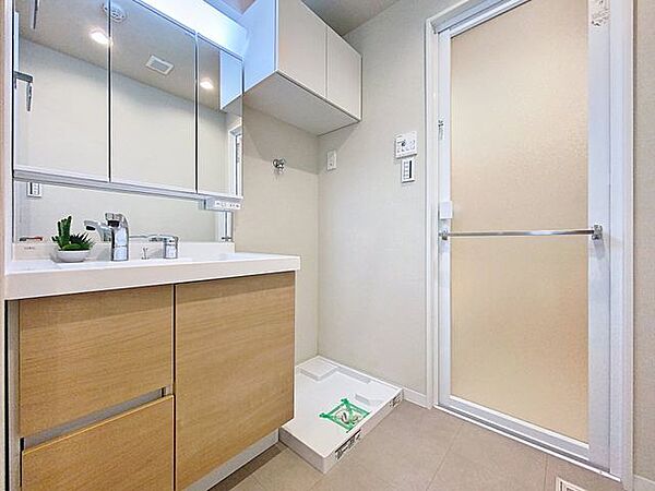 「洗面所」明るく清潔感のある色調で纏められた洗面室は、機能性に富んだ三面鏡と使い勝手の良い収納を完備した洗面台を設置しております。