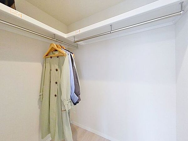 「スッキリ収納の居室」大きなクローゼットには季節ものの洋服などを収納できるので、お部屋はすっきり広々と使うことができます。