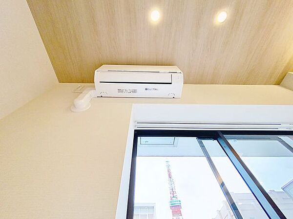 「エアコン」エアコンは空気を汚さず場所も取らないので、お部屋を広く使えます。設置工事などの初期費用がカットできるのは嬉しいですね。