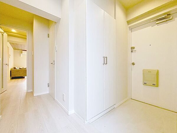 「廊下」玄関から居室へと続く廊下。閉塞感を感じない清潔な雰囲気が魅力です。