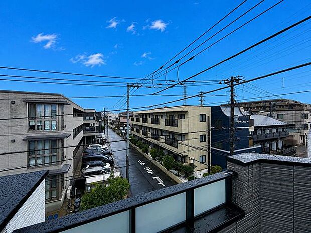 「眺望」穏やかな街並みを一望しながら、爽やかな風と柔らかく降り注ぐ陽光を感じて頂けます。