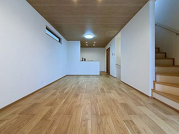 「寛ぎの空間・16.37帖リビング」毎日過ごす場所だからこそ、飽きのこないデザインが大事。本当に欲しい「寛げる空間」を実感して頂けます。