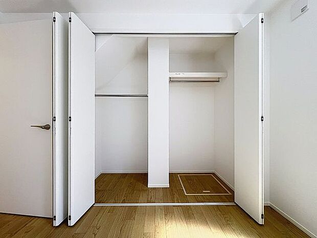 「スッキリ収納の居室」大きなクローゼットには季節ものの洋服などを収納できるので、お部屋はすっきり広々と使うことができます。