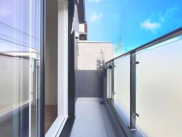 「開放感感じるバルコニー」頬をなでる優しい風を感じることが出来るバルコニー。つい深呼吸をしたくなる気持ちの良い眺望はこのお部屋の自慢です。