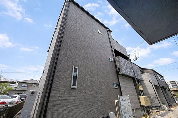 【外観】今日も、明日も、この街で、きっと誰かがしあわせになる物語が描かれていくはずです。同じ風景が毎日365日、まったく違う顔を見せてくれる。爽快な風も毎日やさしく頬をなででくれます。