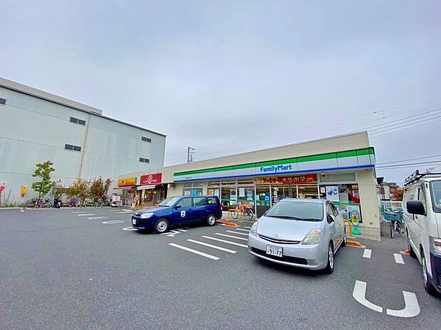徒歩5分。ファミリーマート 南篠崎町四丁目店 249m 360m