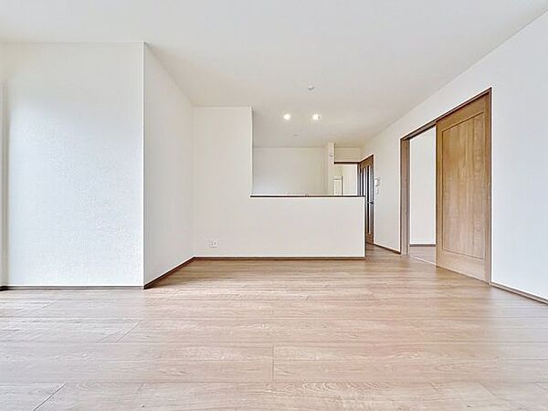 「癒し空間・16帖以上LDK」空気感という居心地の良いＢＧＭは、心からのやすらぎと満足感を与えてくれます。通風と採光を考慮したリビングは地域の鼓動を感じながらお寛ぎ頂けます。