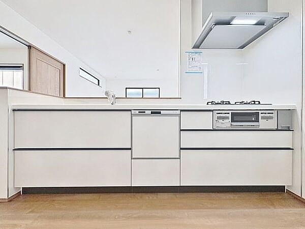 「使いやすさを重視したキッチンスペース」作業スペースを多くとったキッチン。調理がしやすく余裕の広さです！調理器具等がすっきりと片付く収納力を備えています。