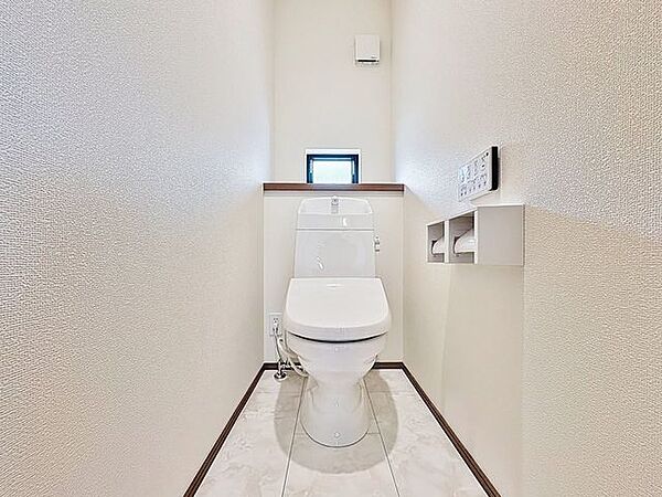 「ウォシュレット機能付き」優れた節水効果や汚れが付きにくい便座など、ほしかった機能が揃ったウォシュレット一体型トイレです。