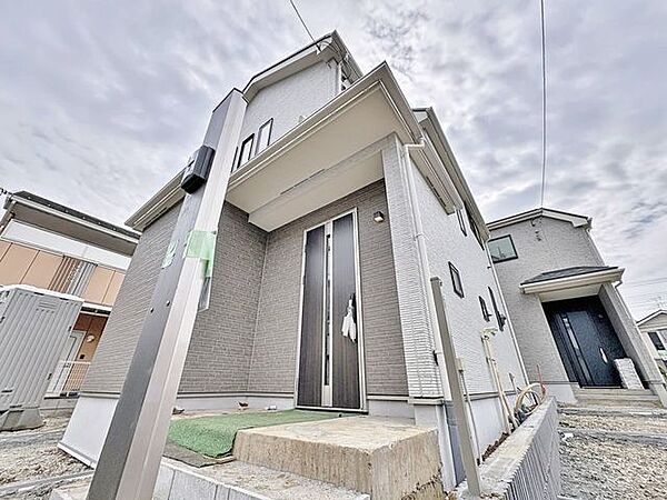 「2階建ての外観」今日も、明日も、この街で、きっと誰かがしあわせになる物語が描かれていくはずです。同じ風景が毎日365日、まったく違う顔を見せてくれる。爽快な風も毎日やさしく頬をなででくれます。