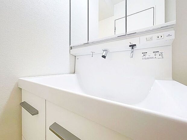 「洗面台」大きな鏡で朝の準備もばっちり。収納も多く、洗剤など日用品の保管にも便利です。