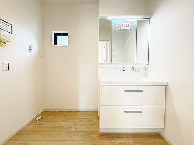 「窓あり×洗面所」湿気の多くなりやすい洗面所も、窓があることで換気が可能なので気持ちよくお使い頂けます。