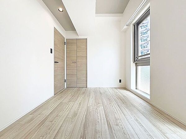 「明るい居室」主寝室は十分な広さに加えて、快適に目覚められるよう、大きな採光窓を設けました。