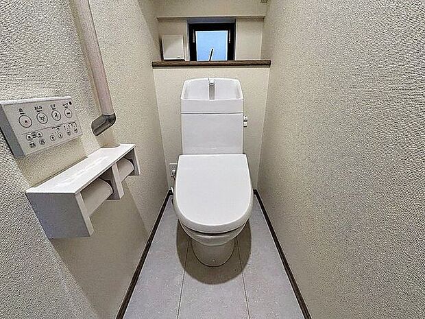 「ウォシュレット機能付き」優れた節水効果や汚れが付きにくい便座など、ほしかった機能が揃ったウォシュレット一体型トイレです。収納に便利な吊戸棚を備え付けています。