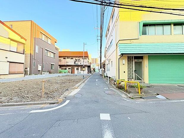 街並みの風景に包み込まれながら、瀟洒な印象も湛えて佇みます。