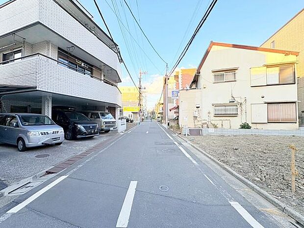 周辺環境とのコラボレーションにより明るく開放的な空間を演出しております。