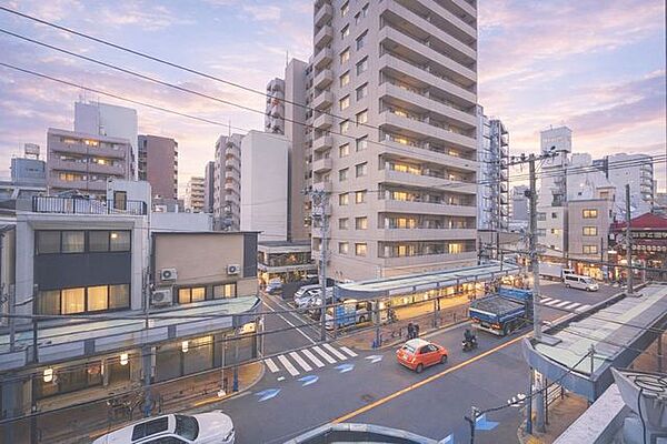 「穏やかな街並みの眺望」穏やかな街並みを一望しながら、爽やかな風と柔らかく降り注ぐ陽光を感じて頂けます。心地良い開放感が暮らしにゆとりと充足感をもたらします。