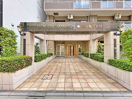 「エントランス入口」気品を感じることのできるエントランス部分。手すり付き階段など、様々な居住者様への配慮がなされているので、安心して快適にお使いいただけます。