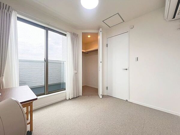 「バルコニーに面した居室」主寝室は十分な広さに加えて、快適に目覚められるよう、大きな採光窓を設けました。