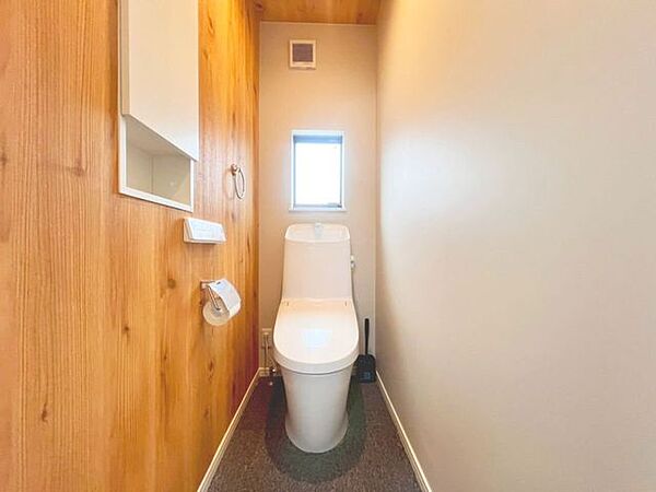 「温水洗浄便座付きトイレ」トイレは快適な温水洗浄便座付です。清潔感のあるホワイトで統一しました。いつも清潔な空間であって頂けるよう配慮された造りです。