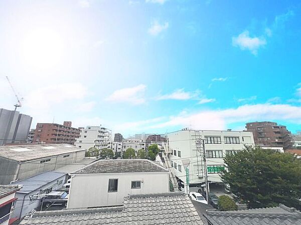 「眺望」穏やかな街並みを一望しながら、爽やかな風と柔らかく降り注ぐ陽光を感じて頂けます。