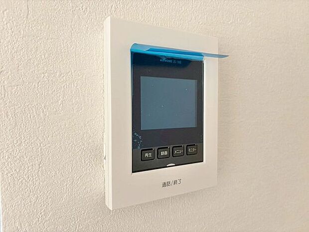 「見える安心・TVモニター付きインターホン」誰が来てもわかる様にモニター付きインターホンを設置。家事導線を考慮した個所に設置し、防犯性と利便性に優れ快適と安らぎを合わせた優しい設計。