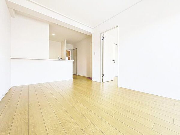 「団欒の場」忙しい朝でも、しっかり家族が揃って食事をして頂けるゆとりある大きさのダイニングスペース。手料理をテーブルで囲む素敵な時間を存分に愉しんで下さい。