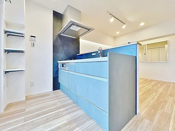 「オープンキッチン」お部屋の雰囲気に溶け込む、インテリアの一部のようなオープンキッチンです。リビングにいるご家族とのおしゃべりを楽しみながらの作業が可能です。