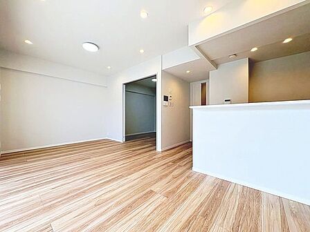 「床暖房完備・LDK」LDK一部には、床暖房があります。エアコンとは違いホコリが舞わないので、小さなお子様やペットと暮らしているご家庭にもおすすめです。