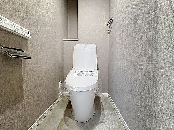 「温水洗浄便座付きトイレ」トイレは快適な温水洗浄便座付です。清潔感のあるホワイトで統一しました。いつも清潔な空間であって頂けるよう配慮された造りです。