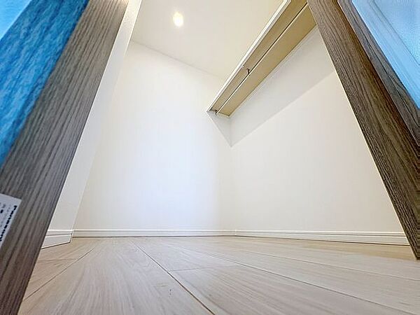 「ウォークインクローゼット」季節物の衣類もスッキリ収納できるウォークインクロゼットのある住まいで収納上手な生活を♪