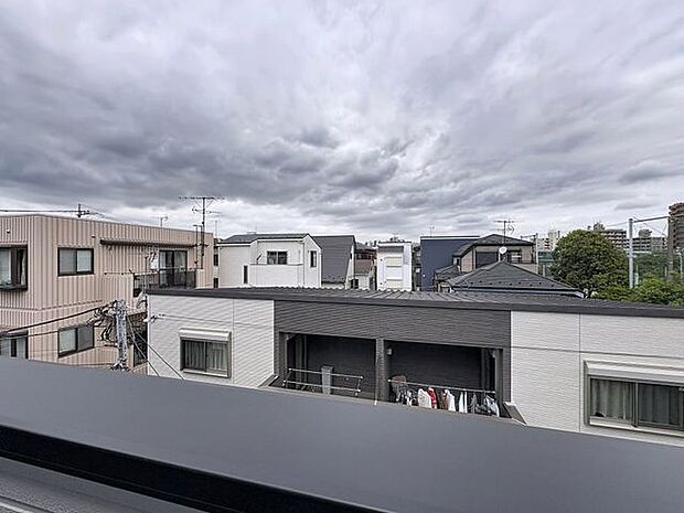 「眺望」穏やかな街並みを一望しながら、爽やかな風と柔らかく降り注ぐ陽光を感じて頂けます。