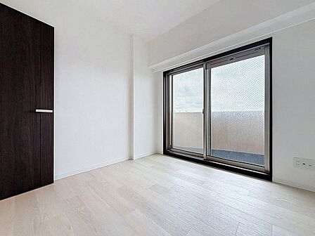 「バルコニーに面した居室」主寝室は十分な広さに加えて、快適に目覚められるよう、大きな採光窓を設けました。