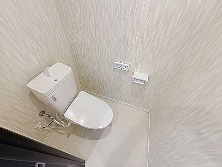 「温水洗浄便座付きトイレ」トイレは快適な温水洗浄便座付です。清潔感のあるホワイトで統一しました。いつも清潔な空間であって頂けるよう配慮された造りです。
