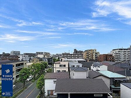 「眺望」穏やかな街並みを一望しながら、爽やかな風と柔らかく降り注ぐ陽光を感じて頂けます。