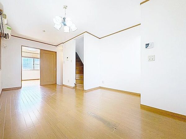 「リビングダイニング」家族の暮らしに思いを馳せて、日常のワンシーンを表現した空間。シンプルな機能美とスマートな空間美。家族みんなが自然体で過ごせる心地良さ生み出しています。