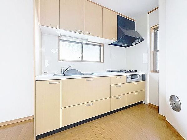 「窓あり×キッチン。」作業スペースを多くとったキッチンには、窓を設置し通気性と明るさを取り入れました。