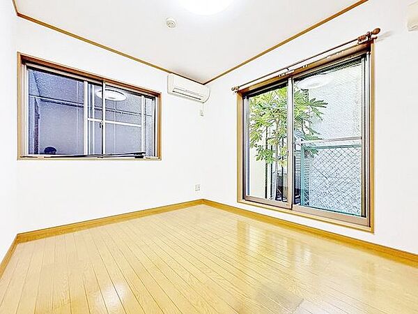 「2面採光の居室」居室に窓が2ヶ所あるので、明るさの確保と、風の通り道ができることで換気のしやすいお家になっています。居室のドアを開けることなく空気が入れ替えられるので、一人で落ち着きたい時にも。