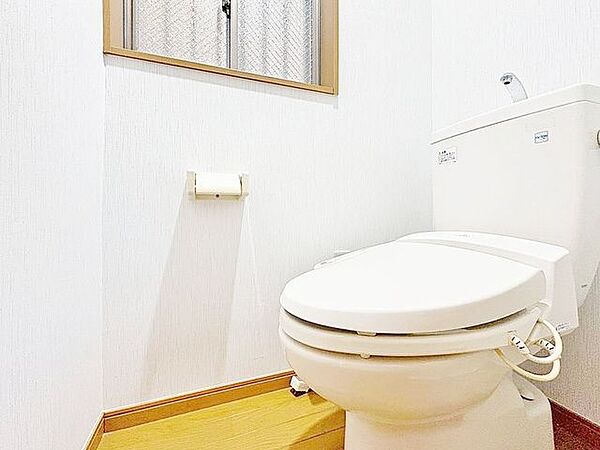 「窓あり×トイレ」水周りはシンプルに清潔感のあるホワイトで統一。換気出来るよう、窓も完備することで、いつも清潔な空間であって頂けるよう配慮しました。