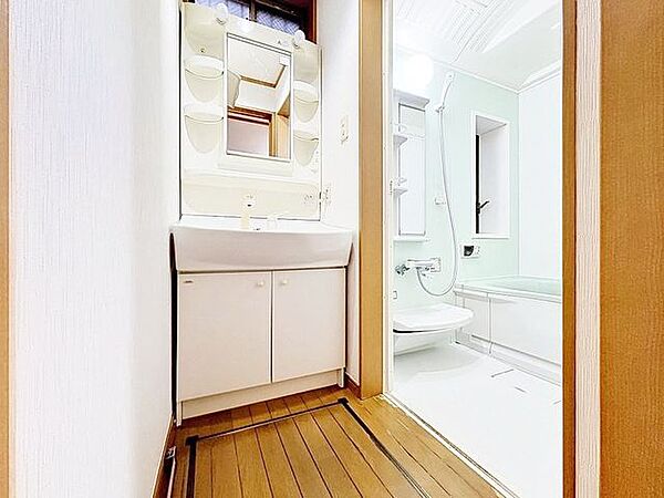 「ごちゃつき解消！すっきり洗面」収納を多く設けることにより、洗面や浴室といった水回り用品をすっきりと収納し、洗面室自体を広々を活用することができます。