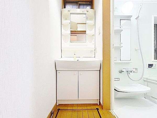 「洗面台」シンプルだからこそ使いやすい。スタンダードなデザインの洗面ボウルは清潔感あるオフホワイトです。